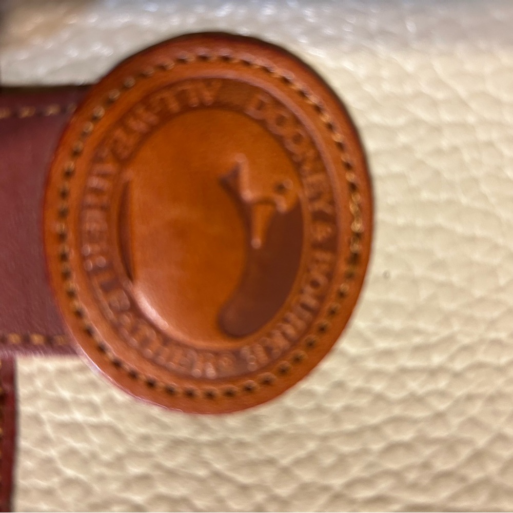 Elegant Cream and Brown Leather Crossbody Bag - Picture 3 of 16